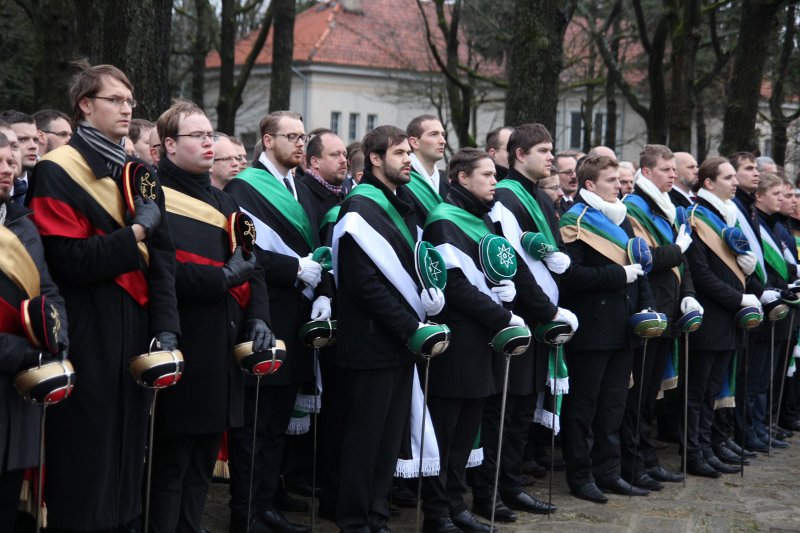 Studentu, studenšu korporāciju un akadēmisko mūžorganizāciju gājiens uz Rīgas Brāļu kapiem, godinot par Latvijas neatkarību kritušo piemiņu. null