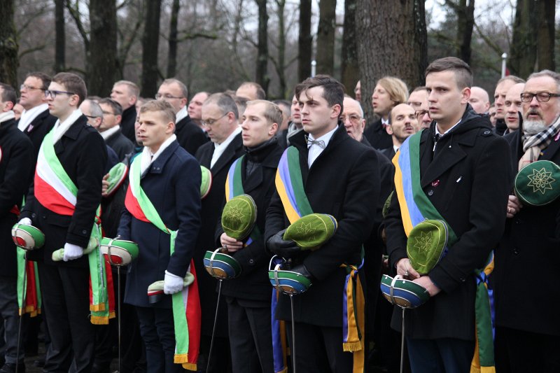 Studentu, studenšu korporāciju un akadēmisko mūžorganizāciju gājiens uz Rīgas Brāļu kapiem, godinot par Latvijas neatkarību kritušo piemiņu. null