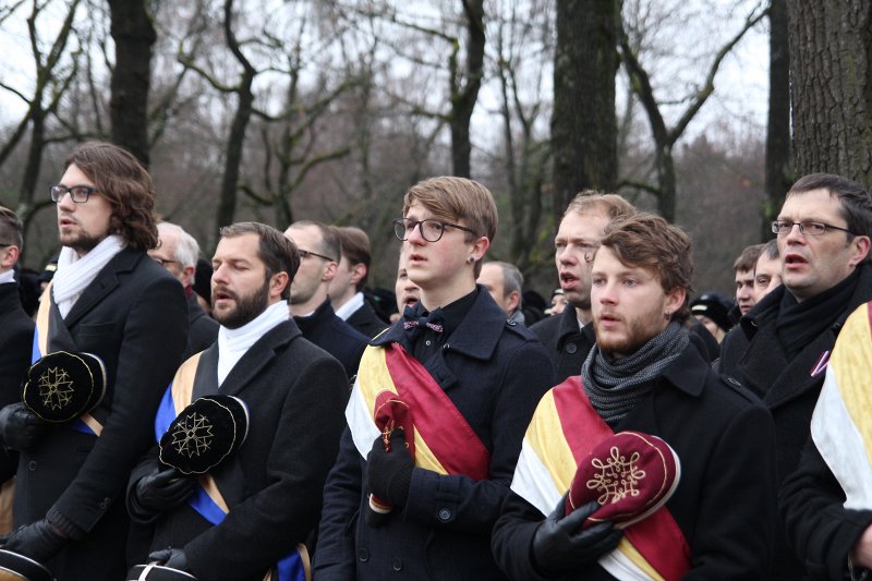 Studentu, studenšu korporāciju un akadēmisko mūžorganizāciju gājiens uz Rīgas Brāļu kapiem, godinot par Latvijas neatkarību kritušo piemiņu. null