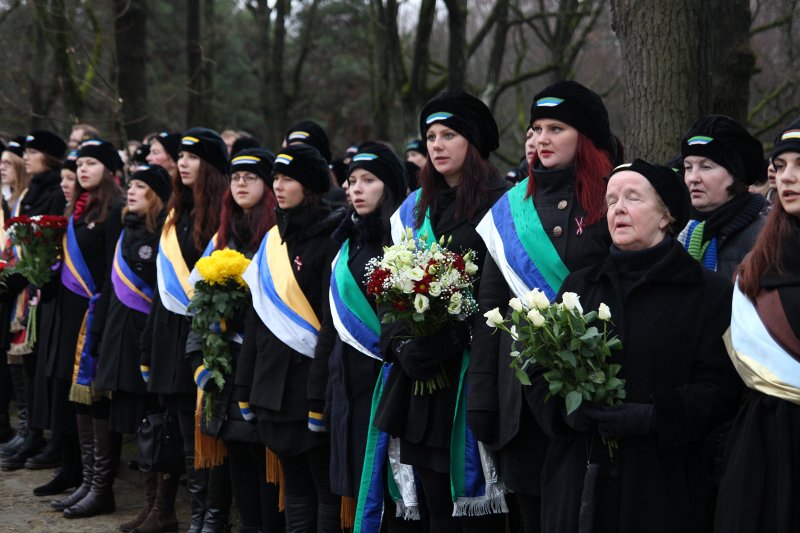 Studentu, studenšu korporāciju un akadēmisko mūžorganizāciju gājiens uz Rīgas Brāļu kapiem, godinot par Latvijas neatkarību kritušo piemiņu. null