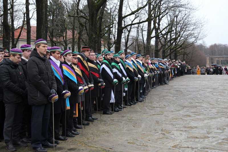 Studentu, studenšu korporāciju un akadēmisko mūžorganizāciju gājiens uz Rīgas Brāļu kapiem, godinot par Latvijas neatkarību kritušo piemiņu. null