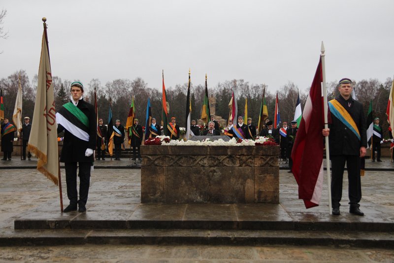 Studentu, studenšu korporāciju un akadēmisko mūžorganizāciju gājiens uz Rīgas Brāļu kapiem, godinot par Latvijas neatkarību kritušo piemiņu. null