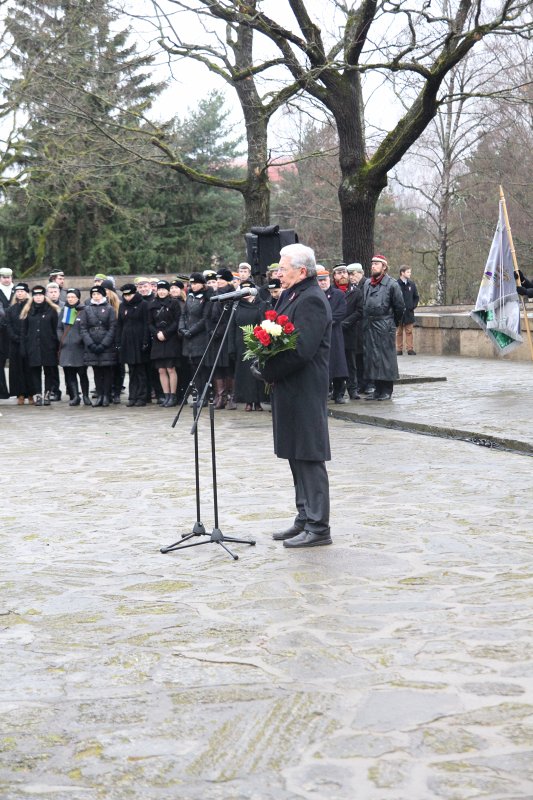 Studentu, studenšu korporāciju un akadēmisko mūžorganizāciju gājiens uz Rīgas Brāļu kapiem, godinot par Latvijas neatkarību kritušo piemiņu. Rīgas Tehniskās universitātes rektors Leonīds Ribickis.