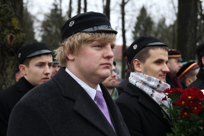 Studentu, studenšu korporāciju un akadēmisko mūžorganizāciju gājiens uz Rīgas Brāļu kapiem, godinot par Latvijas neatkarību kritušo piemiņu. null