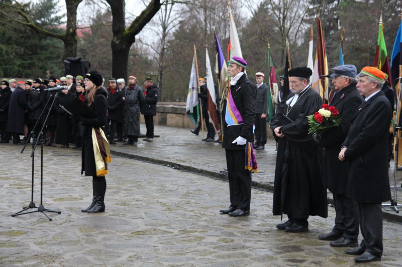 Studentu, studenšu korporāciju un akadēmisko mūžorganizāciju gājiens uz Rīgas Brāļu kapiem, godinot par Latvijas neatkarību kritušo piemiņu. No kreisās: 
S!P!K! t/l sen! taut! Evita Leikarte (Imeria); 
P!K! t/l sen! com! Edgars Zīverts (Beveronija); 
Latviešu evaņģēliski luteriskās Baznīcas Vācijā prāvests Klāvs Bērziņš; 
Rīgas Tehniskās universitātes rektors Leonīds Ribickis; 
Latvijas Universitātes rektors prof. Indriķis Muižnieks.