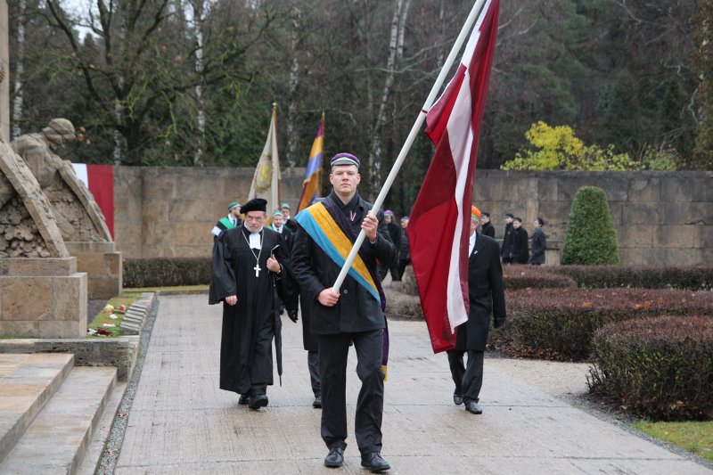 Studentu, studenšu korporāciju un akadēmisko mūžorganizāciju gājiens uz Rīgas Brāļu kapiem, godinot par Latvijas neatkarību kritušo piemiņu. null