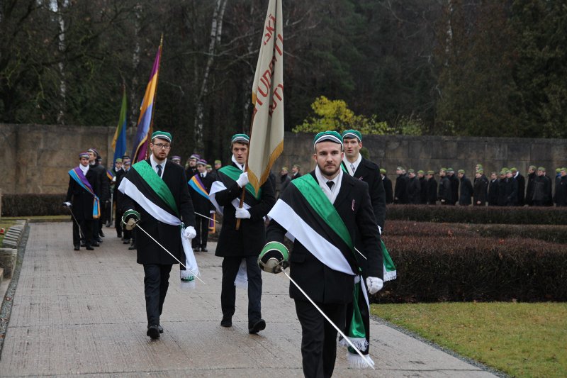 Studentu, studenšu korporāciju un akadēmisko mūžorganizāciju gājiens uz Rīgas Brāļu kapiem, godinot par Latvijas neatkarību kritušo piemiņu. null