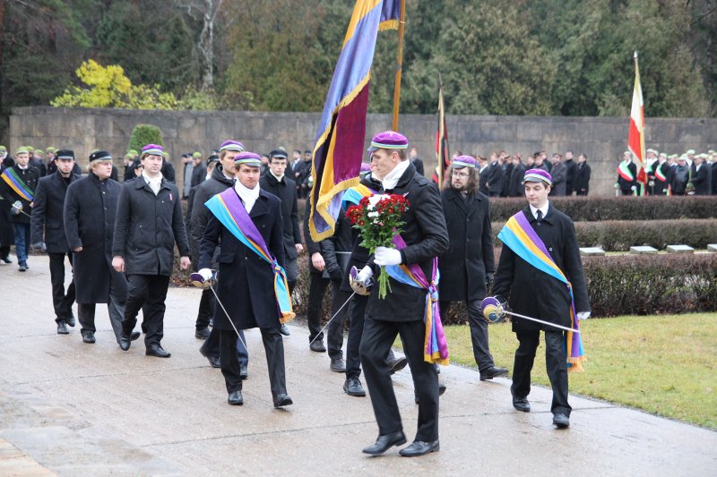 Studentu, studenšu korporāciju un akadēmisko mūžorganizāciju gājiens uz Rīgas Brāļu kapiem, godinot par Latvijas neatkarību kritušo piemiņu. null