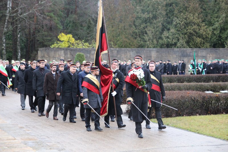 Studentu, studenšu korporāciju un akadēmisko mūžorganizāciju gājiens uz Rīgas Brāļu kapiem, godinot par Latvijas neatkarību kritušo piemiņu. null