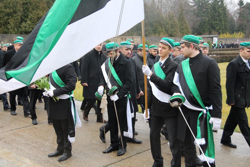 Studentu, studenšu korporāciju un akadēmisko mūžorganizāciju gājiens uz Rīgas Brāļu kapiem, godinot par Latvijas neatkarību kritušo piemiņu. null