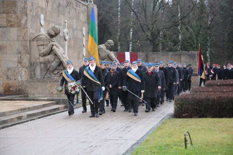 Studentu, studenšu korporāciju un akadēmisko mūžorganizāciju gājiens uz Rīgas Brāļu kapiem, godinot par Latvijas neatkarību kritušo piemiņu. null