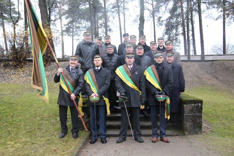 Studentu, studenšu korporāciju un akadēmisko mūžorganizāciju gājiens uz Rīgas Brāļu kapiem, godinot par Latvijas neatkarību kritušo piemiņu. null