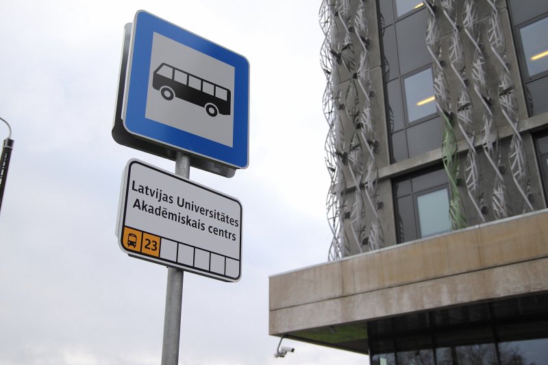 Sabiedriskā transporta (23. autobusa) pieturvieta 'Latvijas Universitātes Akadēmiskais centrs'. null