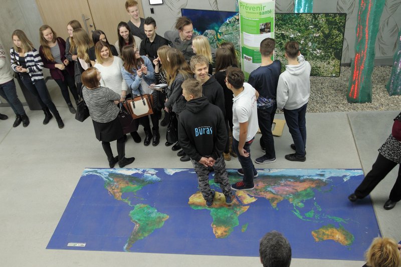 Francijas Ārlietu un starptautiskās attīstības ministrijas veidotās izstādes «Zeme satelīta attēlos» atklāšana
Latvijas Universitātes Dabaszinātņu akadēmiskajā centrā. null