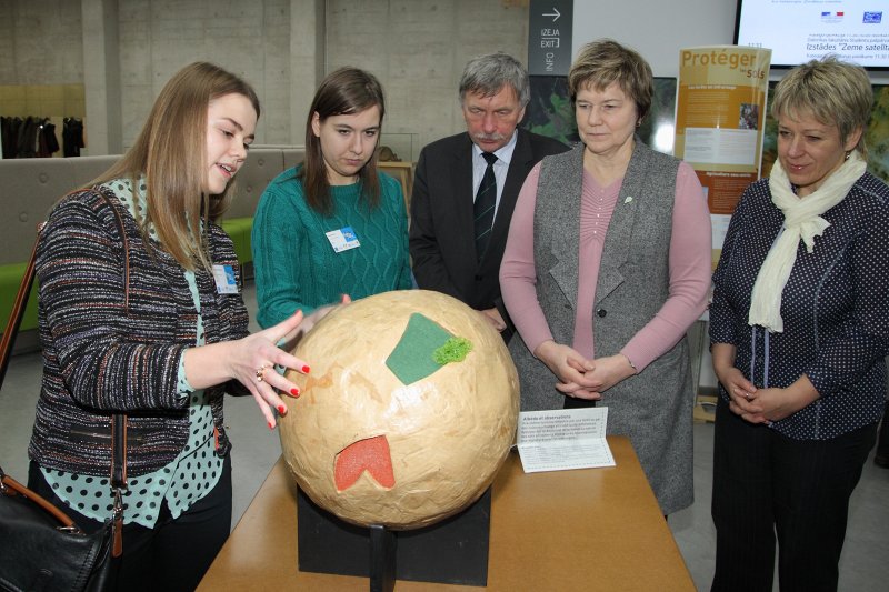 Francijas Ārlietu un starptautiskās attīstības ministrijas veidotās izstādes «Zeme satelīta attēlos» atklāšana
Latvijas Universitātes Dabaszinātņu akadēmiskajā centrā. null