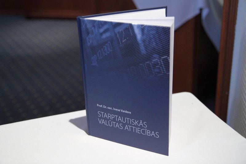Latvijas Universitātes Ekonomikas un vadības fakultātes 
profesores, Eiropas parlamenta deputātes Ineses Vaideres grāmatas «Starptautiskās valūtas attiecības» atvēršanas un 40 gadu darba jubilejas svētki. Grāmatas vāks.