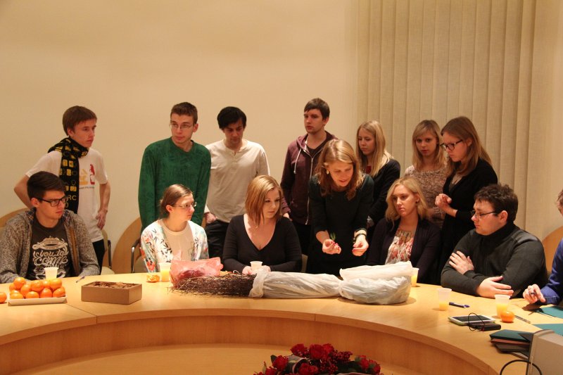Latvijas Universitātes Fonda stipendiātu radošā «Pateicības darbnīca», kurā stipendiāti gatavo Ziemassvētku pārsteigumus saviem mecenātiem un Fonda draugiem. null