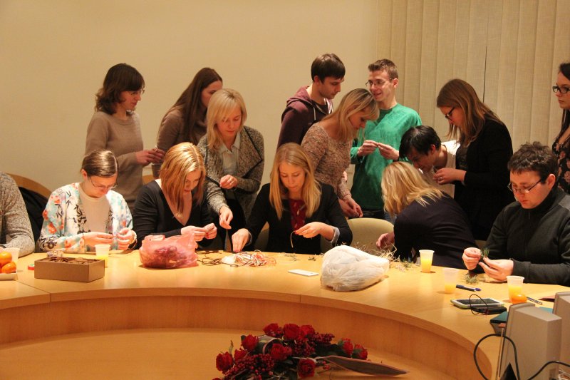 Latvijas Universitātes Fonda stipendiātu radošā «Pateicības darbnīca», kurā stipendiāti gatavo Ziemassvētku pārsteigumus saviem mecenātiem un Fonda draugiem. null
