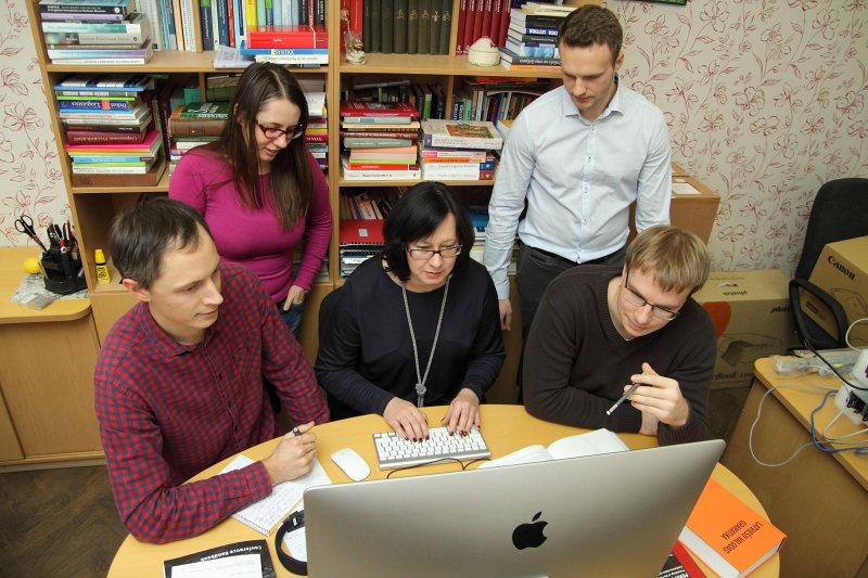 Latvijas Universitātes Matemātikas un informātikas institūta Mākslīgā intelekta laboratorija, 
daļa no runas atpazīšanas sistēmas izstrādes komandas. No kreisās: Normunds Grūzītis, Guna Rābante-Buša, Ilze Auziņa, Artūrs Znotiņš, Roberts Darģis.