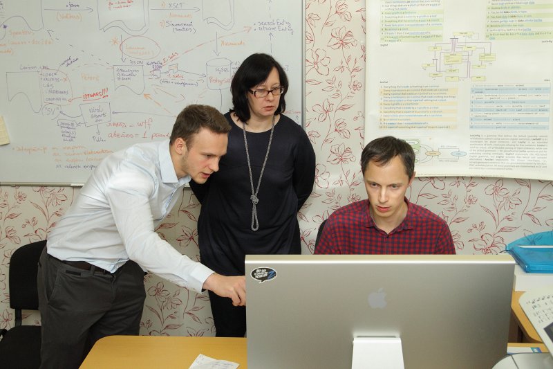 Latvijas Universitātes Matemātikas un informātikas institūta Mākslīgā intelekta laboratorija, 
daļa no runas atpazīšanas sistēmas izstrādes komandas. No kreisās: Artūrs Znotiņš, Ilze Auziņa, Normunds Grūzītis.