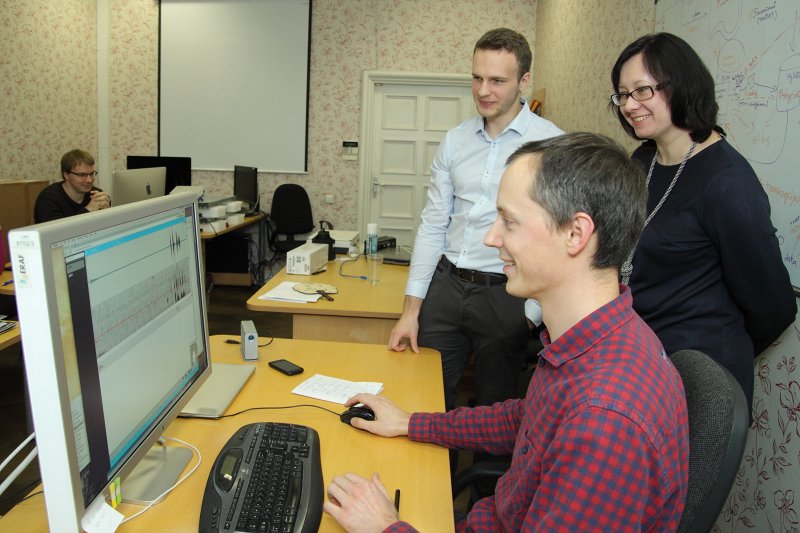 Latvijas Universitātes Matemātikas un informātikas institūta Mākslīgā intelekta laboratorija, 
daļa no runas atpazīšanas sistēmas izstrādes komandas. No kreisās: Artūrs Znotiņš, Normunds Grūzītis, Ilze Auziņa.