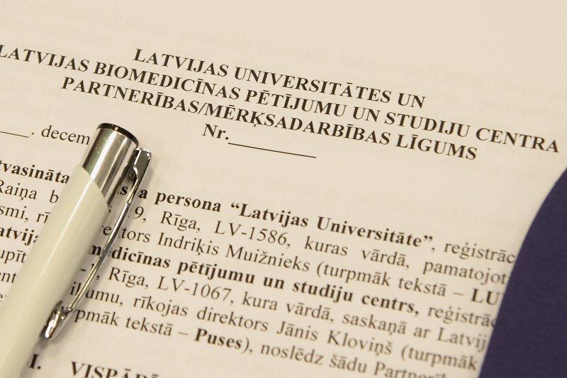 Partnerības līguma noslēgšana starp LU un Latvijas Biomedicīnas pētījumu un studiju centru. null