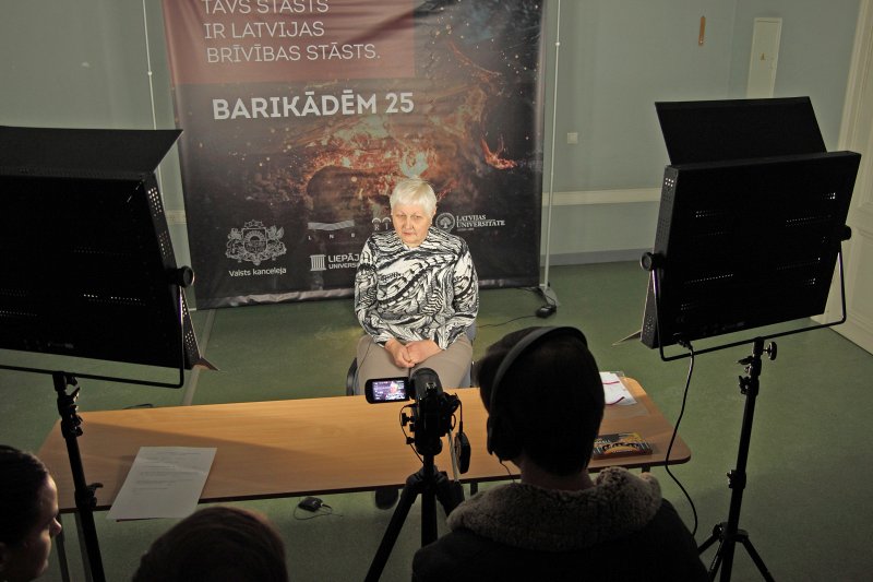 Atmiņu studija Latvijas Universitātes 1. auditorijā, kur tiek filmēti atmiņu stāsti par barikādēm, lai no tiem izveidotu
1991. gada barikāžu 25. gadskārtai veltītu filmu. null