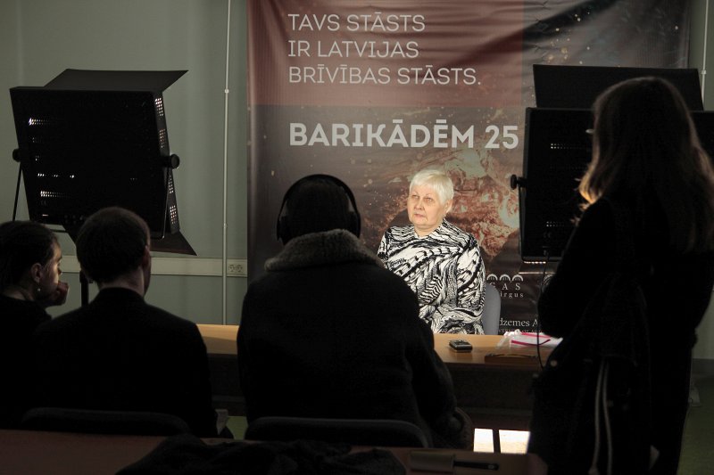 Atmiņu studija Latvijas Universitātes 1. auditorijā, kur tiek filmēti atmiņu stāsti par barikādēm, lai no tiem izveidotu
1991. gada barikāžu 25. gadskārtai veltītu filmu. null