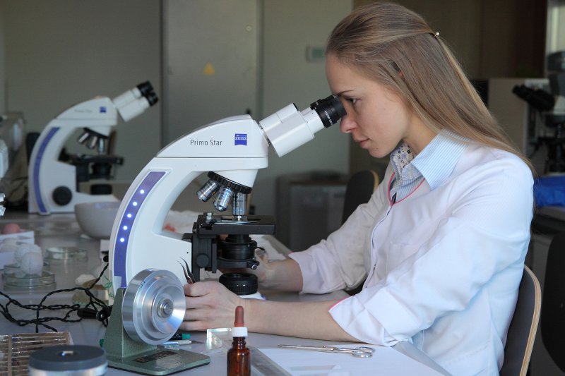 Latvijas Universitātes Ģeogrāfijas un Zemes zinātņu fakultātes kvartārvides laboratorija
LU Dabaszinātņu akadēmiskajā centrā. LU ĢZZF pētniece Olga Ritenberga veic aerobioloģiskos pētījumus.