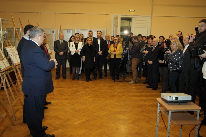 Gruzijas parlamenta priekšsēdētāja Dāvida Usupašvili vizīte Latvijas Universitātē.
Gruzīnu alfabēta izstādes atklāšana LU muzejā. null