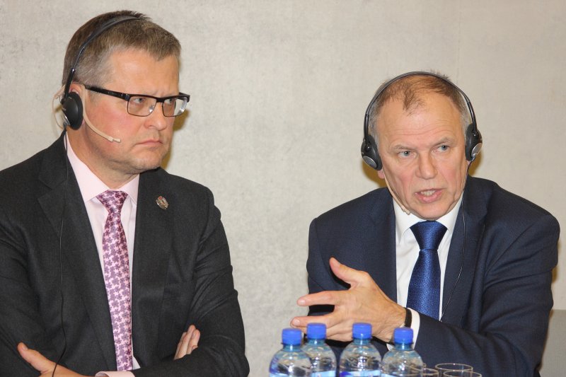 Diskusija «Veselības aprūpes reforma izaugsmei un jaunu darba vietu radīšanai». No kreisās: LR veselības ministrs Guntis Belēvičs; Eiropas Komisijas veselības un pārtikas nekaitīguma komisārs Vītenis Andrjukaitis (Vytenis Andriukaitis).
