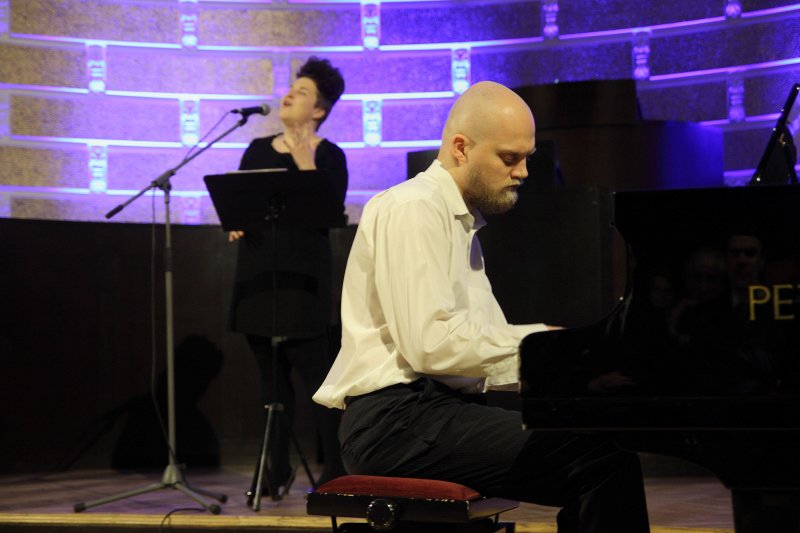 Latvijas Universitātes Absolventu kluba svinīgās atklāšanas pasākums. Dziedātājas Juritas Krūmas un pianista Didža Lauvas muzikāls priekšnesums.