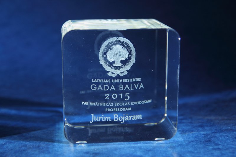 Latvijas Universitātes 2015. Gada balva par sasniegumiem zinātnē LU Juridiskās fakultātes profesoram Jurim Bojāram. null