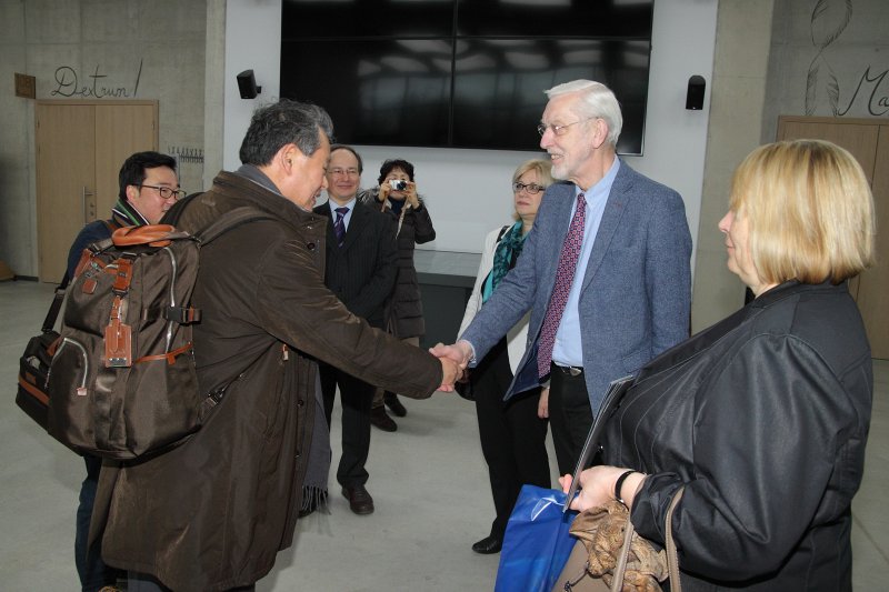 Hankukas (Hankuk) Universitātes Dienvidkorejā Krievijas studiju departamenta vadītāja Honga Van Suka (Hong Wan Suk) 
vizīte Latvijas Universitātes Dabaszinātņu akadēmiskajā centrā. null