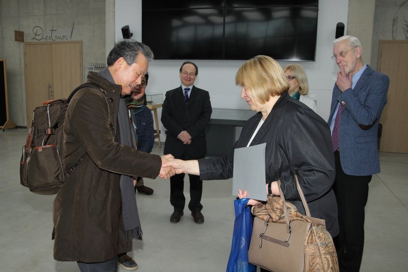 Hankukas (Hankuk) Universitātes Dienvidkorejā Krievijas studiju departamenta vadītāja Honga Van Suka (Hong Wan Suk) 
vizīte Latvijas Universitātes Dabaszinātņu akadēmiskajā centrā. null
