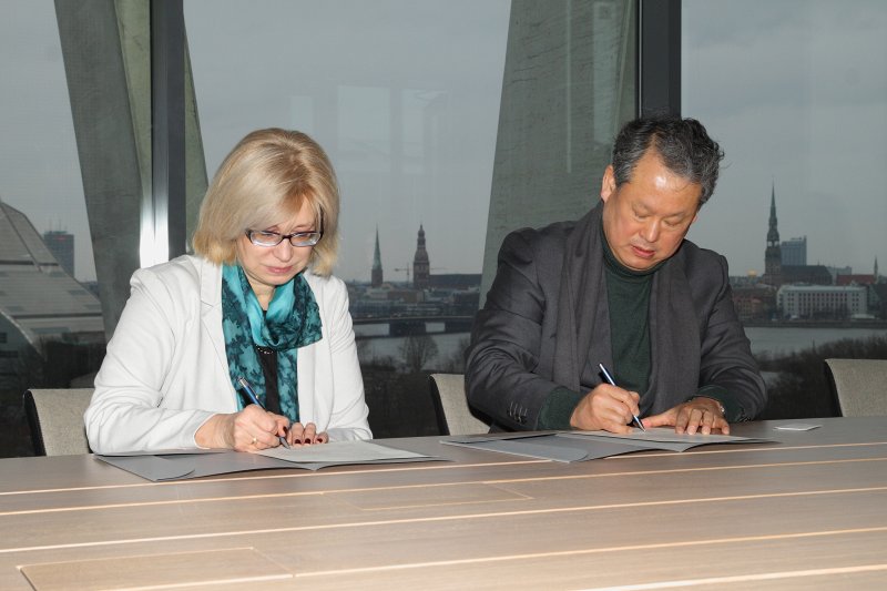 Hankukas (Hankuk) Universitātes Dienvidkorejā Krievijas studiju departamenta vadītāja Honga Van Suka (Hong Wan Suk) 
vizīte Latvijas Universitātes Dabaszinātņu akadēmiskajā centrā. Sadarbības līguma parakstīšana. No kreisās: LU prorektore humanitāro un izglītības zinātņu jomā prof. Ina Druviete un Hongs Van Suks (Hong Wan Suk).