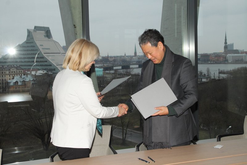 Hankukas (Hankuk) Universitātes Dienvidkorejā Krievijas studiju departamenta vadītāja Honga Van Suka (Hong Wan Suk) 
vizīte Latvijas Universitātes Dabaszinātņu akadēmiskajā centrā. Sadarbības līguma parakstīšana. No kreisās: LU prorektore humanitāro un izglītības zinātņu jomā prof. Ina Druviete un Hongs Van Suks (Hong Wan Suk).