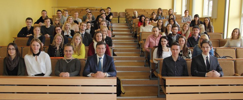 Eiropas Komisijas viceprezidenta Valda Dombrovska lekcija «Latvijas valdības darbība un mācības krīzes pārvarēšanā valstī. Aktualitātes Eiropas politikā». Eiropas Komisijas viceprezidents Valdis Dombrovskis kopā ar studentiem.