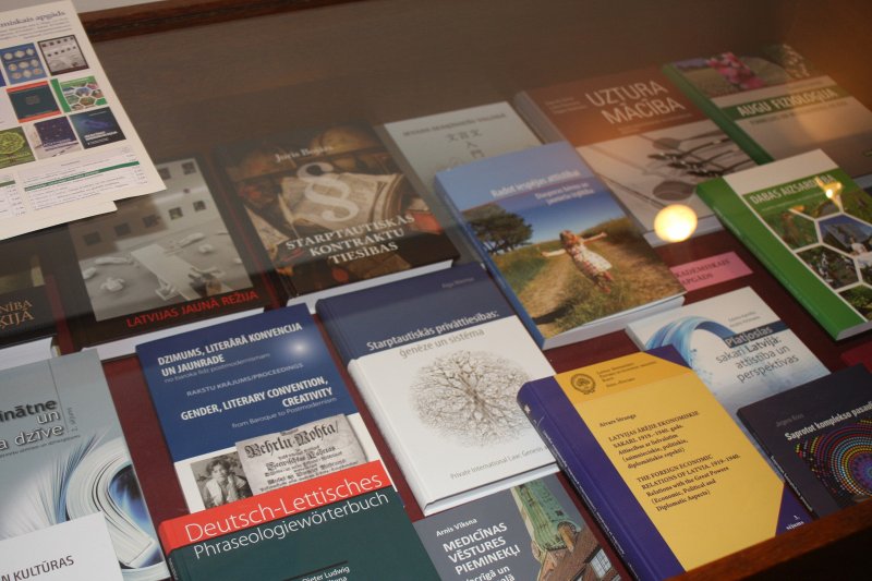 Izstādes «2015. gads Latvijas grāmatniecībā» atklāšana Latvijas Universitātes Akadēmiskajā bibliotēkā. null