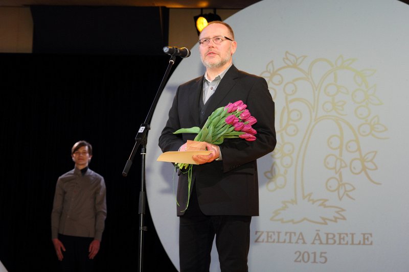 Grāmatu mākslas konkursa «Zelta Ābele 2015» laureātu apbalvošanas ceremonija Latvijas Nacionālajā bibliotēkā. Gada mākslinieka balvu saņem LU PPMF lektors, mākslinieks Aivars Plotka.