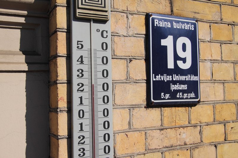 Latvijas Universitātes galvenās ēkas Raiņa bulvārī 19 adreses plāksne. null