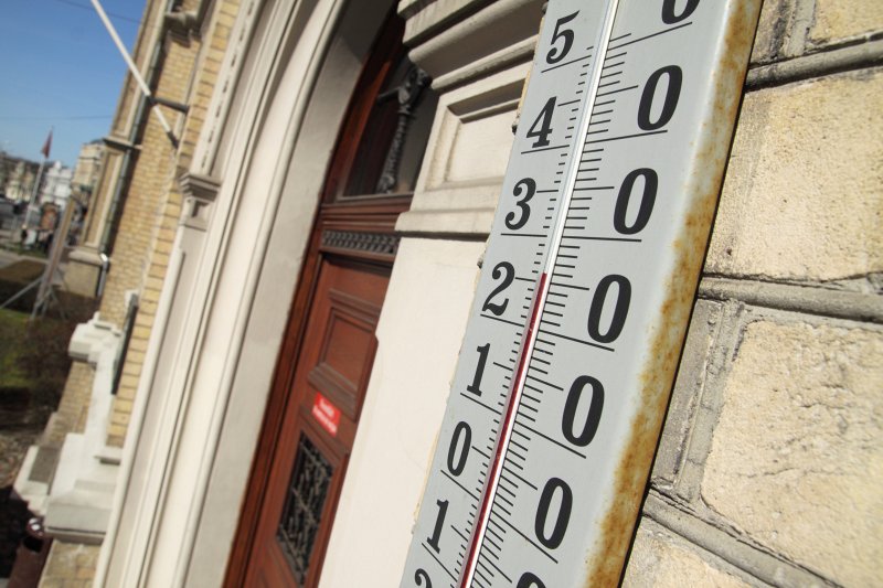 Termometrs pie Latvijas Universitātes galvenās ēkas fasādes. null
