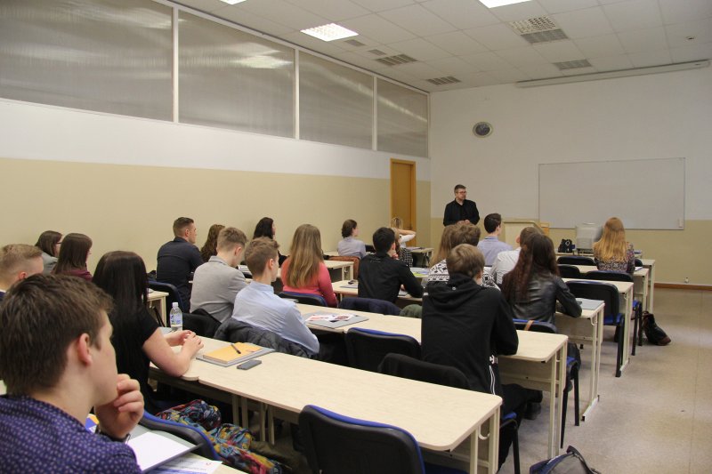 Latvijas Universitātes Ekonomikas un vadības fakultātes nodarbību cikla vidusskolēniem par uzņēmējdarbības uzsākšanu un attīstīšanu 'Jauno Uzņēmēju Universitāte 2016' pirmā nodarbība. null