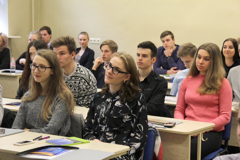 Latvijas Universitātes Ekonomikas un vadības fakultātes nodarbību cikla vidusskolēniem par uzņēmējdarbības uzsākšanu un attīstīšanu 'Jauno Uzņēmēju Universitāte 2016' pirmā nodarbība. null