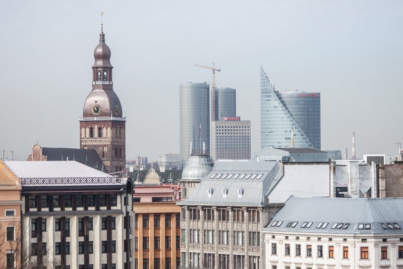 Skats no Latvijas Universitātes galvenās ēkas jumta. Doma baznīca, Z-towers, Swedbank ēka. null