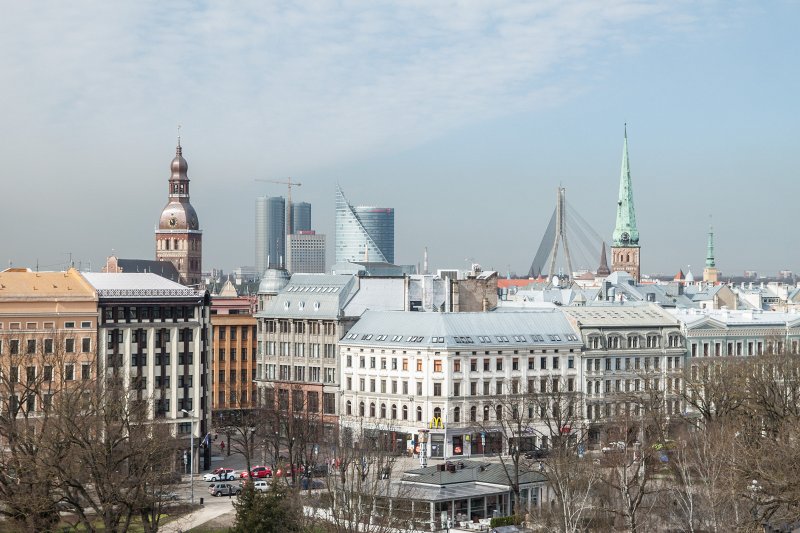 Skats no Latvijas Universitātes galvenās ēkas jumta. Doma baznīca, Z-towers, Swedbank ēka, vanšu tilts, Jēkaba katedrāle. null