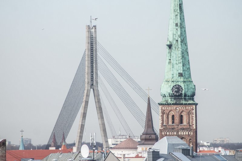 Skats no Latvijas Universitātes galvenās ēkas jumta. Vanšu tilts un Jēkaba katedrāles tornis. null