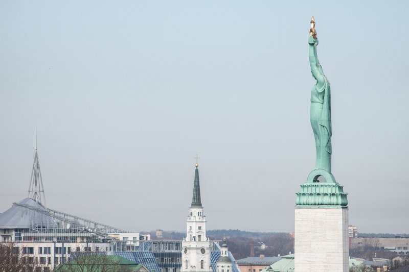 Skats no Latvijas Universitātes galvenās ēkas jumta. Brīvības piemineklis. null