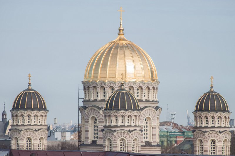 Skats no Latvijas Universitātes galvenās ēkas jumta. Rīgas Kristus Piedzimšanas pareizticīgo katedrāle. null