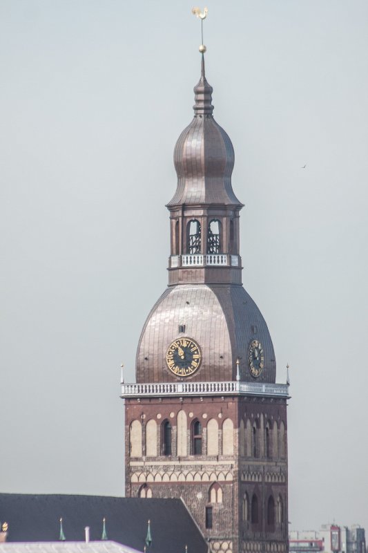 Skats no Latvijas Universitātes galvenās ēkas jumta. Doma baznīcas tornis. null